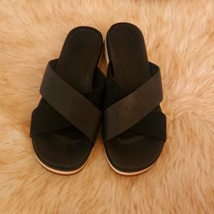 Size 7 1/2 size black Ugg sandals